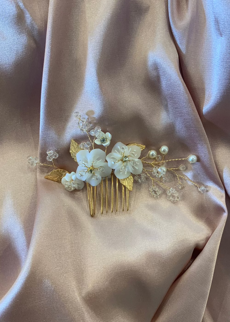 White Dainty Flowers Gold Hair Comb Express NZ Wide