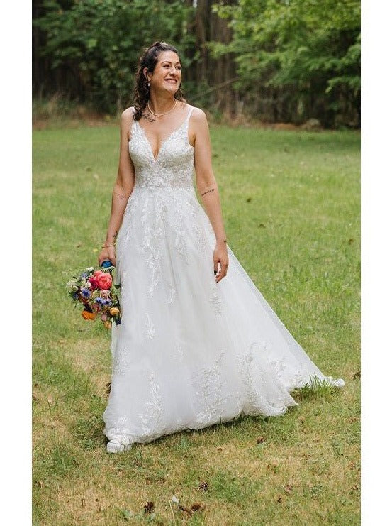 Laura ivory tulle and lace applique wedding dress size 12-14 Express NZ wide - Bay Bridal and Ball Gowns